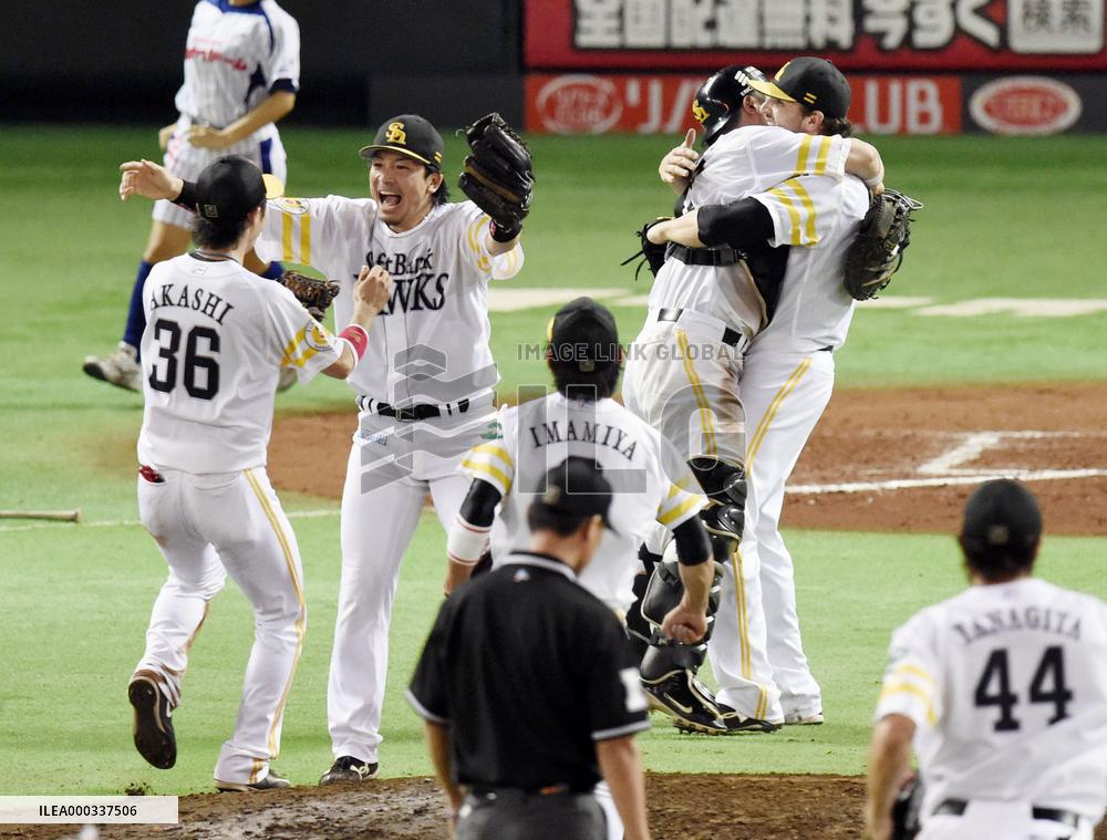 Softbank players fete win in PL Climax Series final
