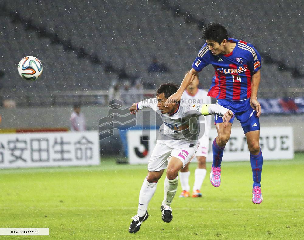 F.C. Tokyo striker Muto scores header against Sanfrecce