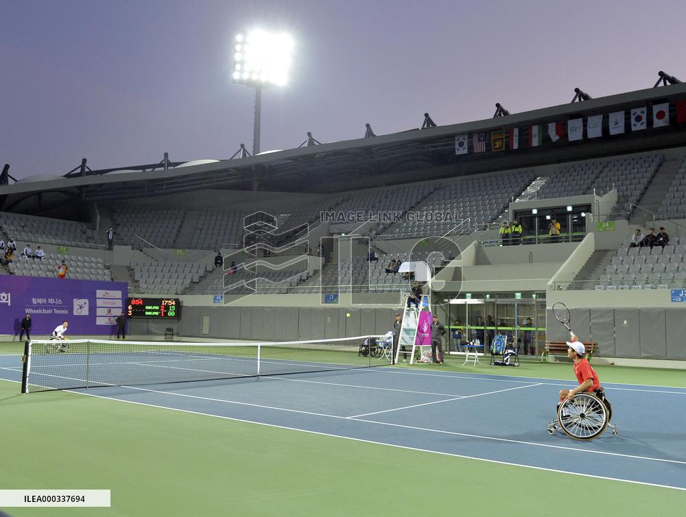 Few spectators watch wheelchair tennis at Asian Paralympics
