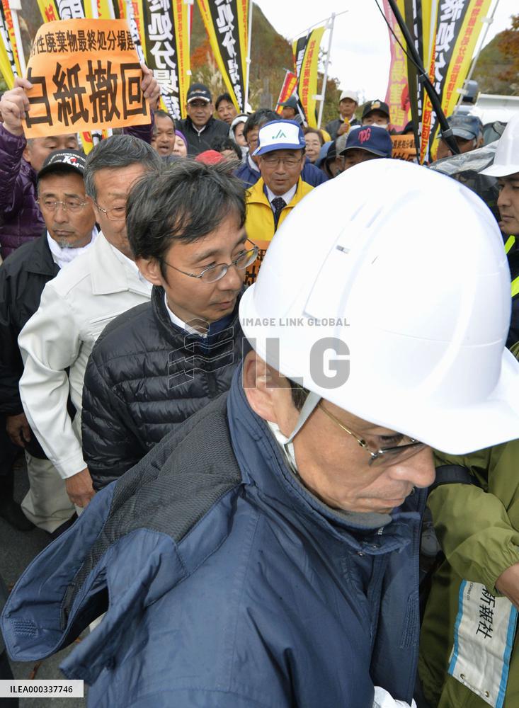 Residents force gov't officials to retreat