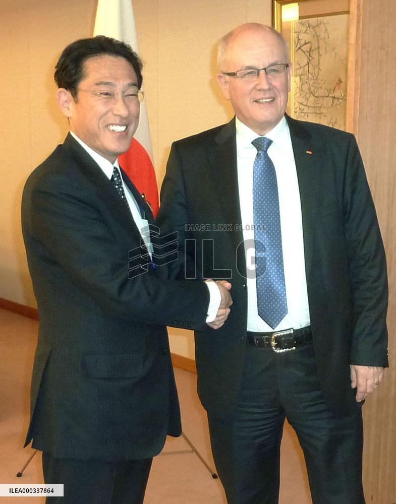 FM Kishida talks with Germany's floor leader Kauder
