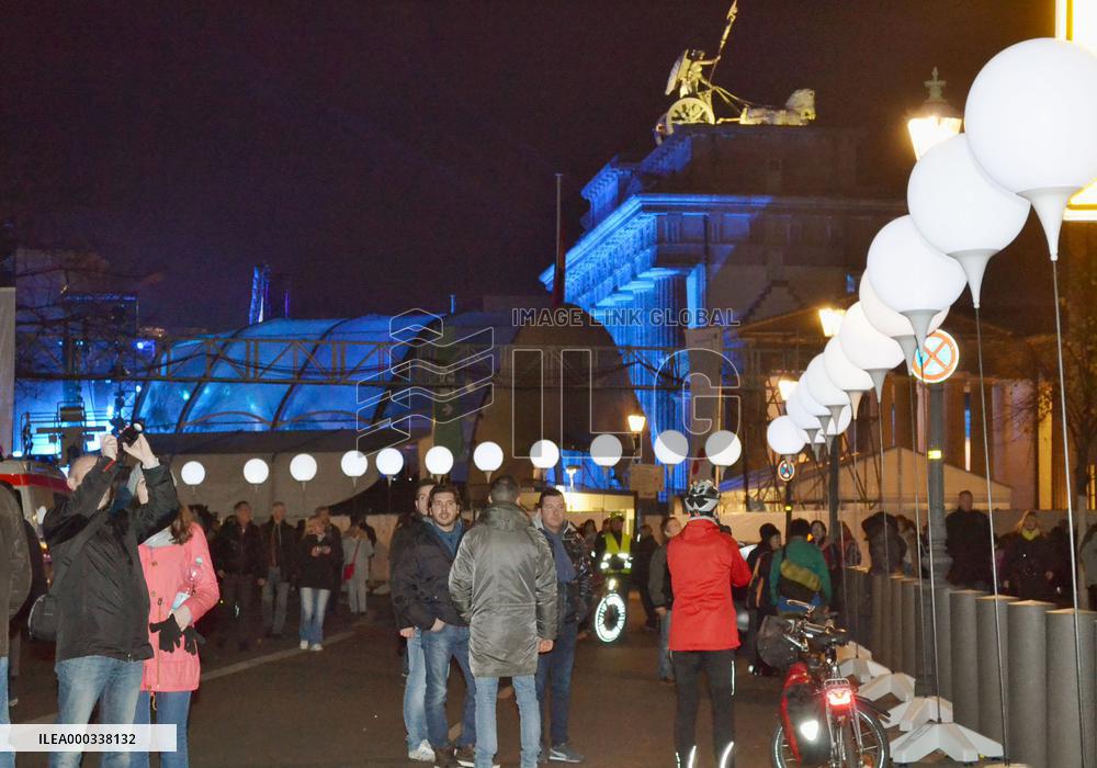 Balloons lined for 25th anniv. of Berlin Wall's fall