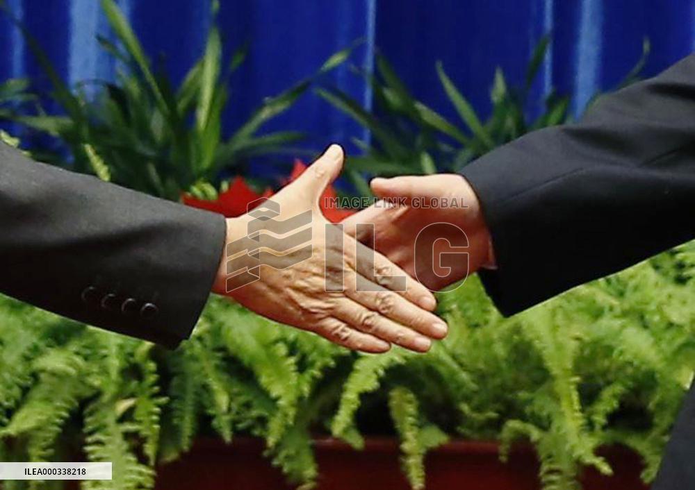 Japanese PM Abe, Chinese Pres. Xi hold talks for 1st time