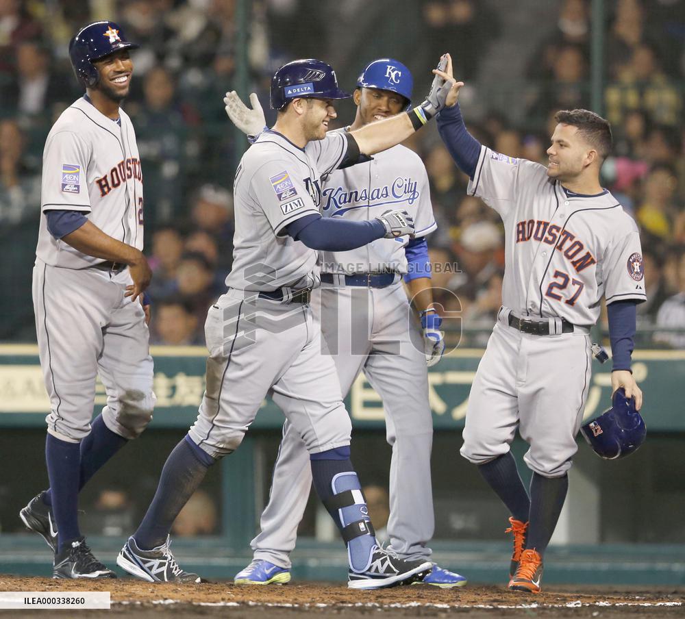 MLB stars escape with slim victory in exhibition
