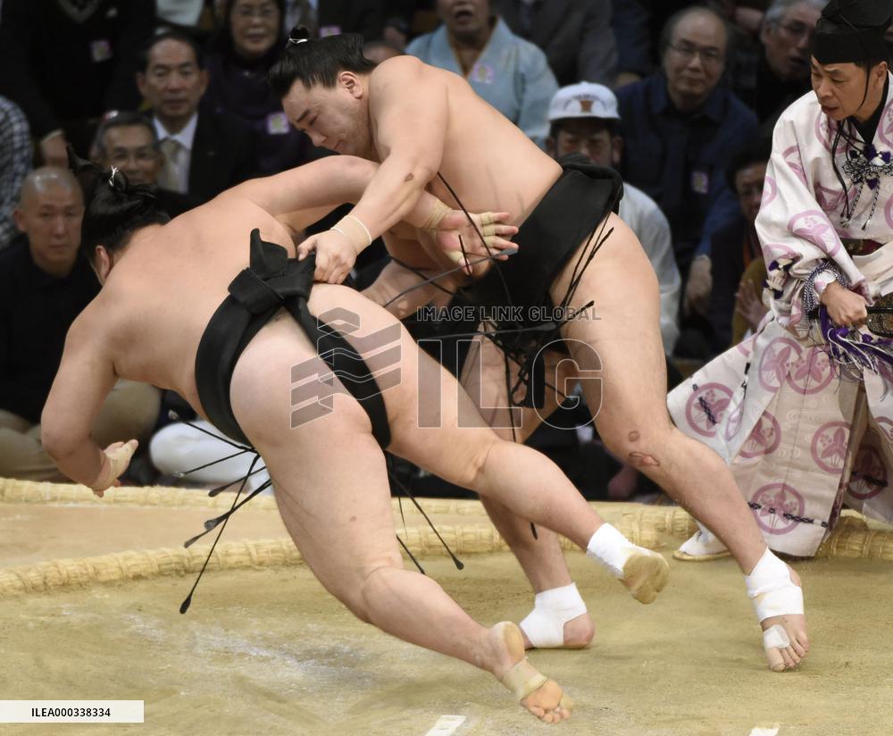 Harumafuji beats Ikioi at Kyushu sumo tournament