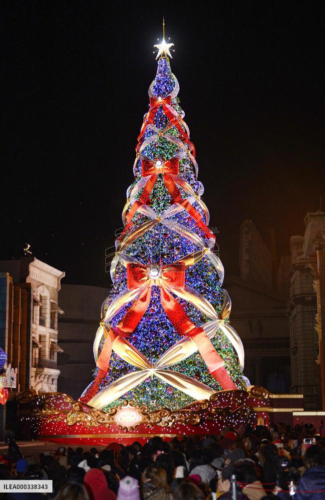 Lights on Christmas tree at USJ lit up