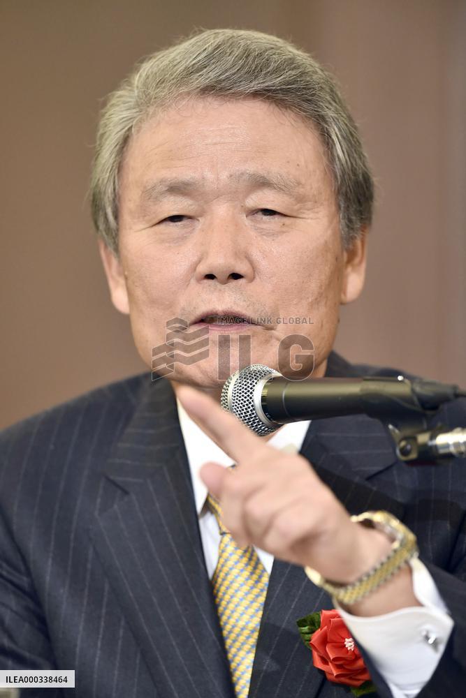 Business leaders set to accept Abe's decision to delay tax hike