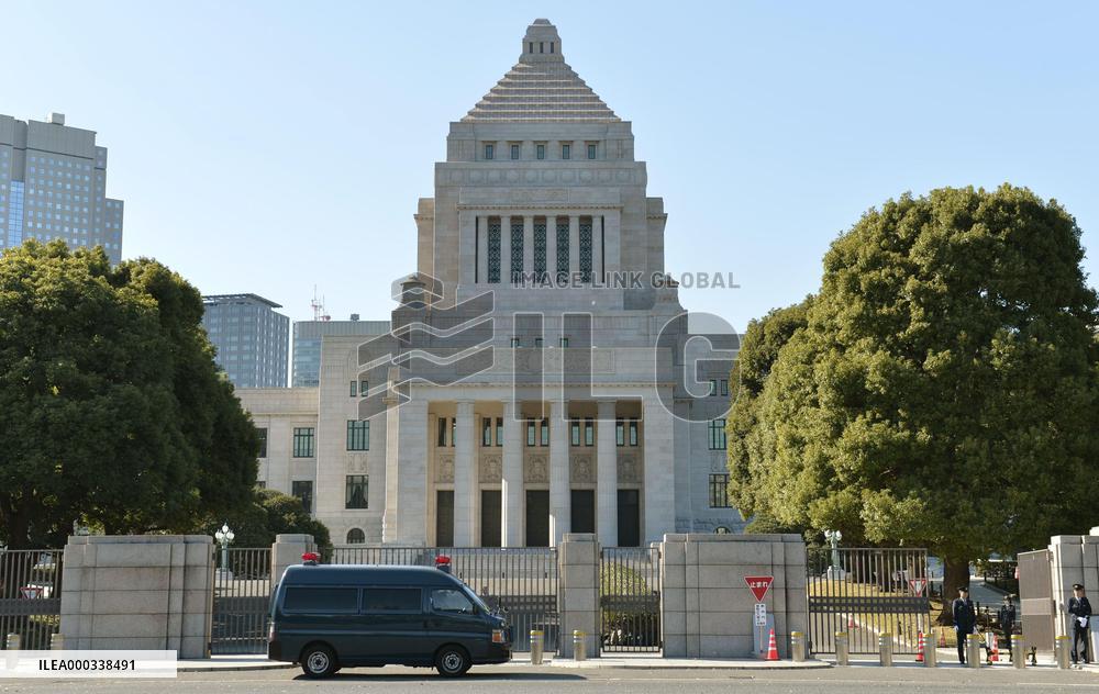 Abe to dissolve lower house