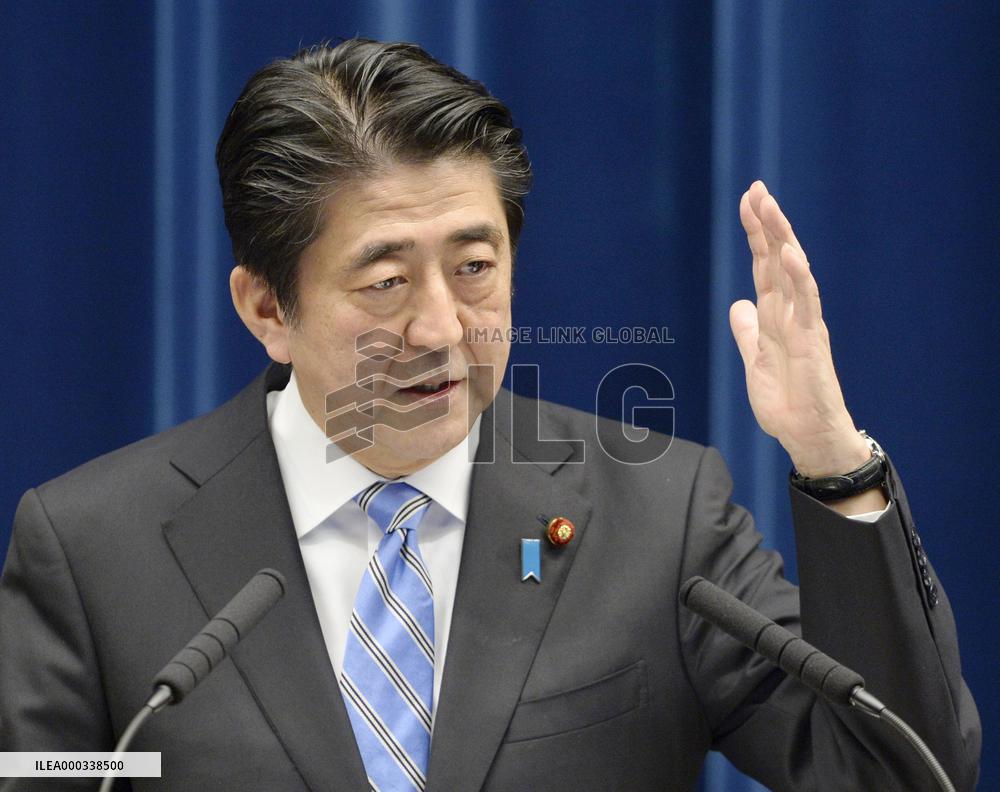 Abe announces plan to dissolve lower house, postpones tax hike