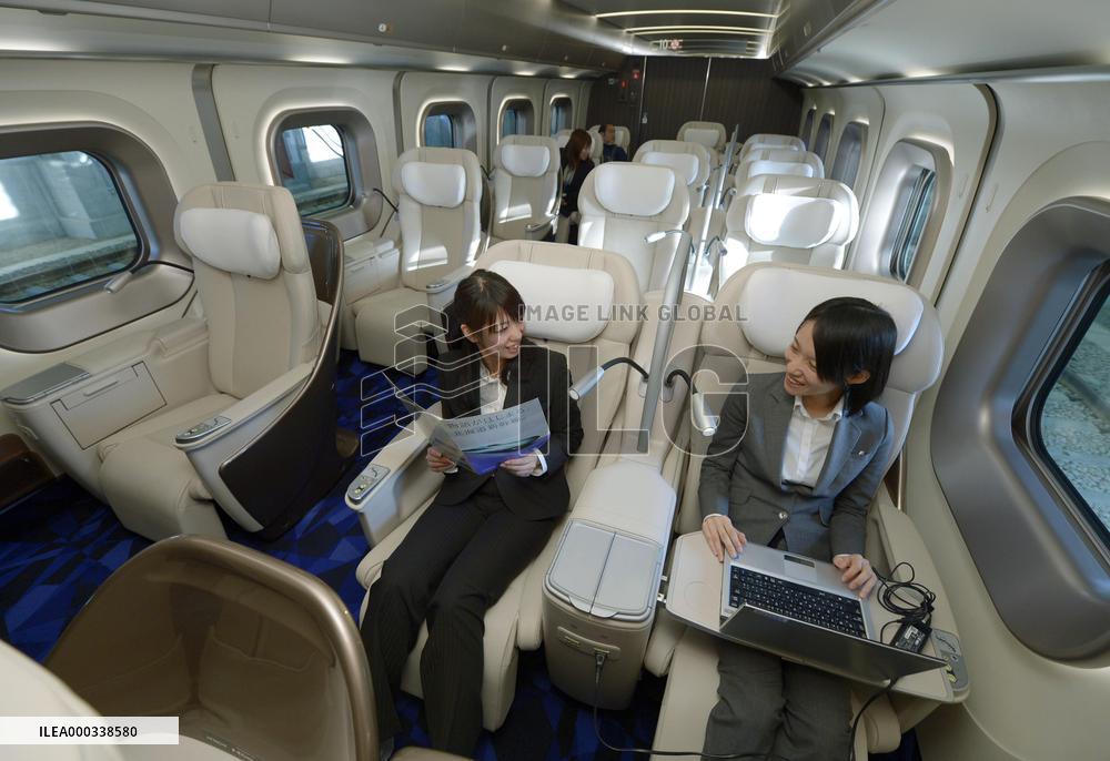 JR Hokkaido unveils interior of H5 bullet trains