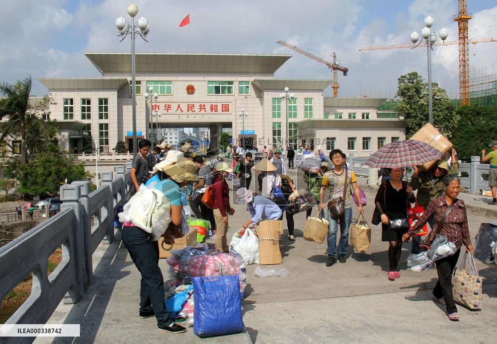 Vietnamese vendors on bridge between 2 nations