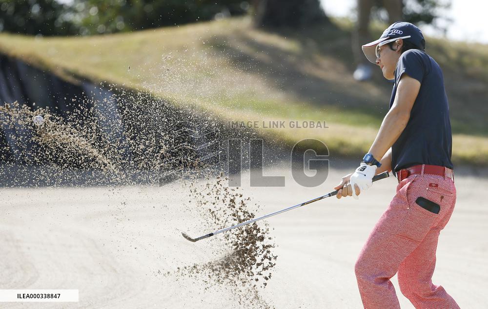 Ishikawa makes sand shot in 3rd round of Casio World Open