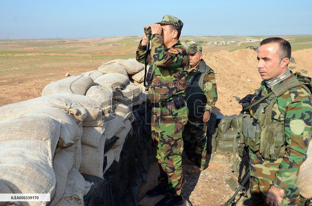 Kurdish troops stand guard against Islamic militants