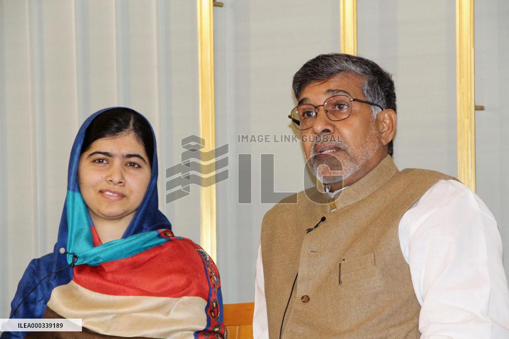 2 Nobel Peace Prize winners attend press conference