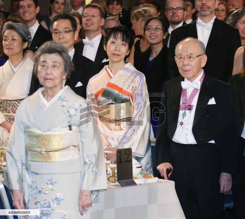 Nobel laureate Akasaki at dinner after award ceremony