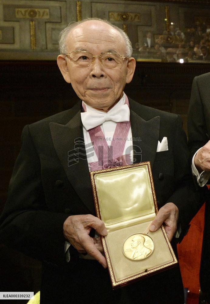Nobel laureate Akasaki receives prize