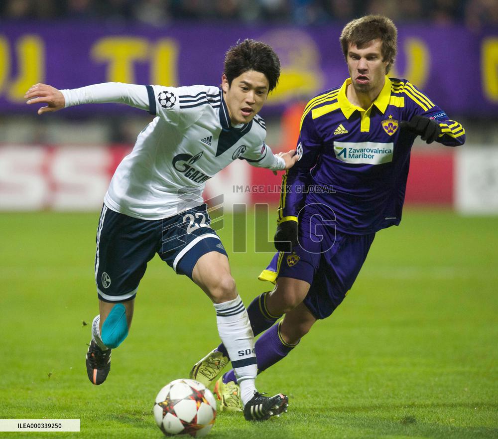 Schalke's defender Uchida in Champions League match