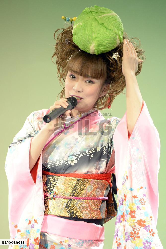 Osaka pop ballad diva sings with ornament on head