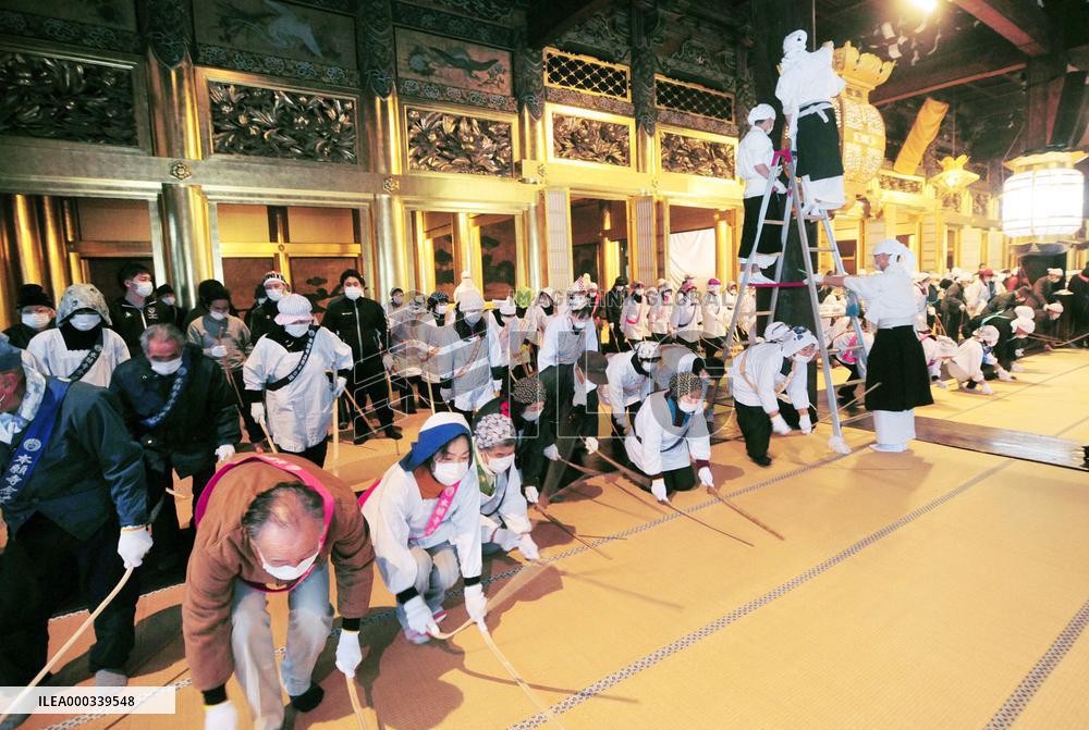 Prosecutors question ex-Your Party head Watanabe over funds scandal