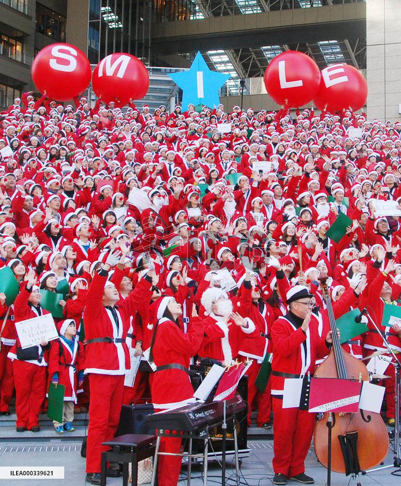 'Human Christmas tree' made by some 1,100 people