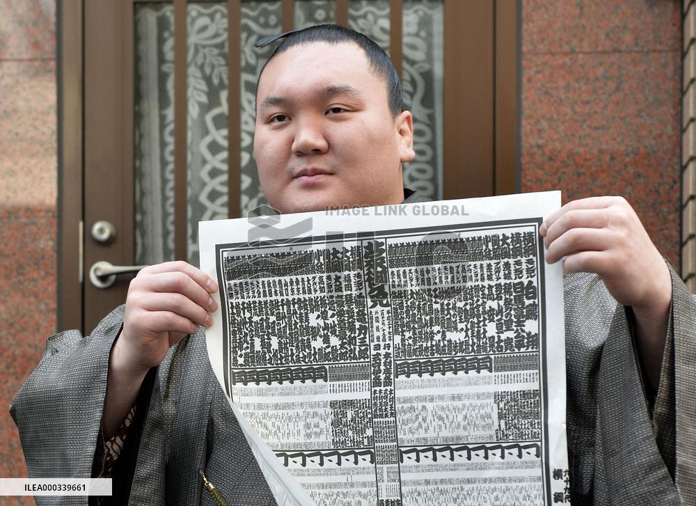 Yokozuna Hakuho shows ranking list for New Year tourney