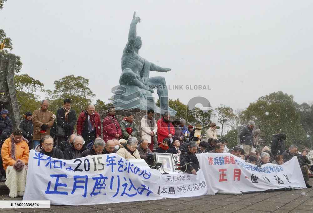 People stage sit-in to call for elimination of nukes