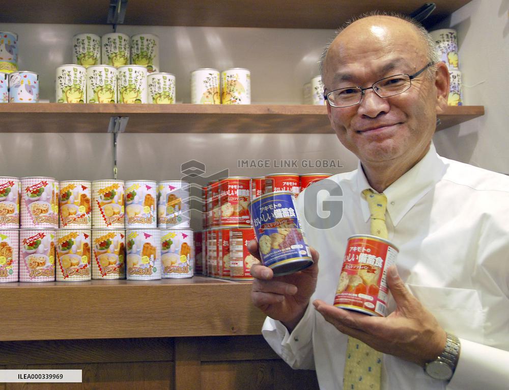 Baker shows off canned bread developed after 1995 quake