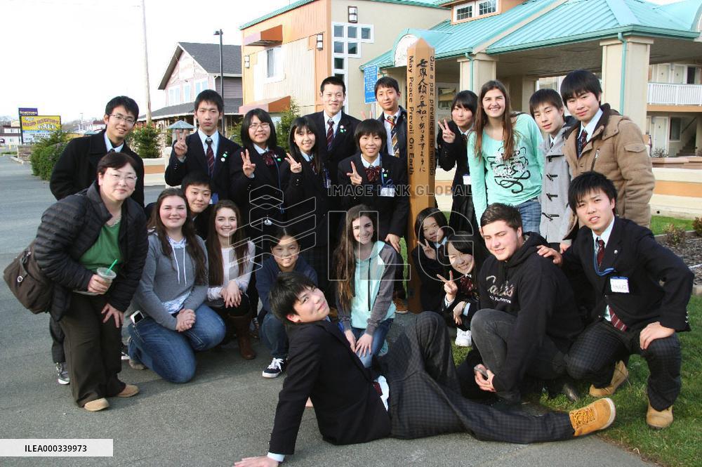 Japan high schoolers from tsunami-hit area meet U.S. students