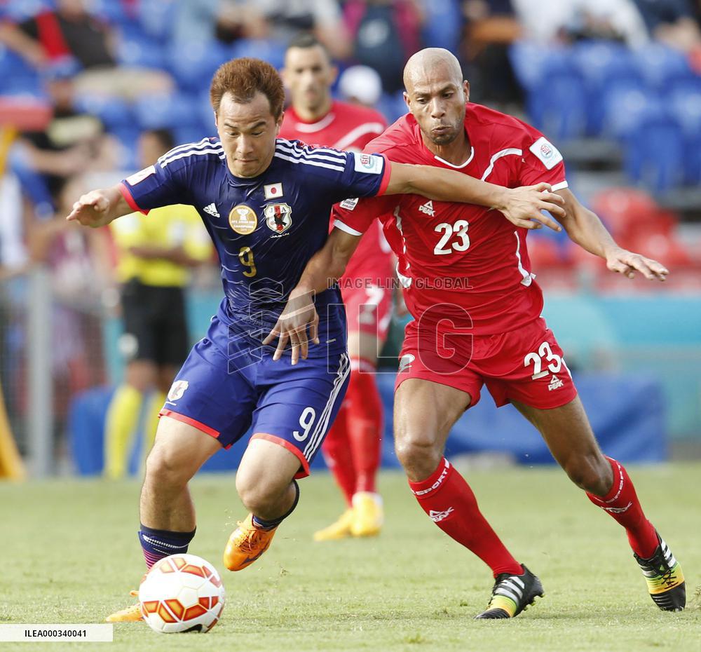 Japan forward Okazaki competes for ball in Asian Cup