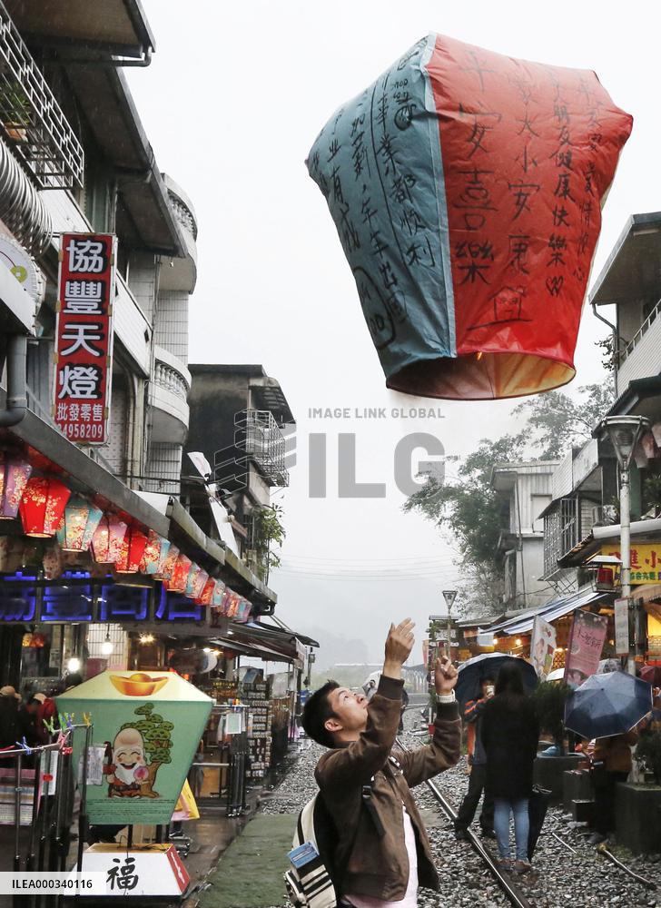 Tourist floats lantern to make wish in Taiwan