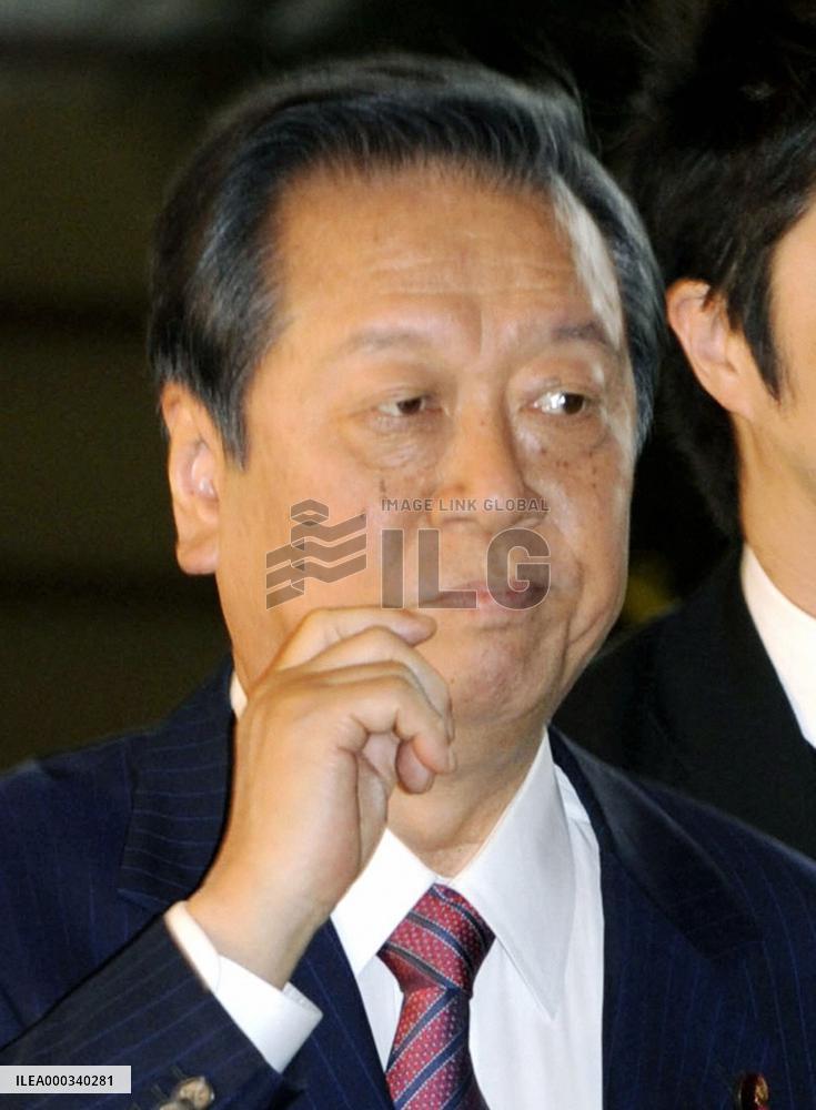 Ozawa spurns Kan's call to leave DPJ