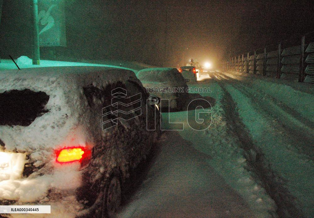Cars trapped in snow in Aomori Pref.