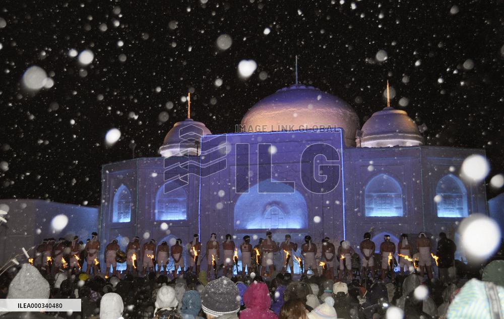 Taj Mahal snow statue