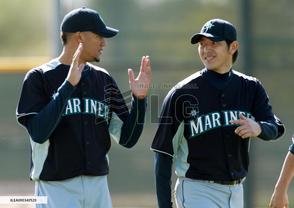 Mariners' Iwakuma at spring training