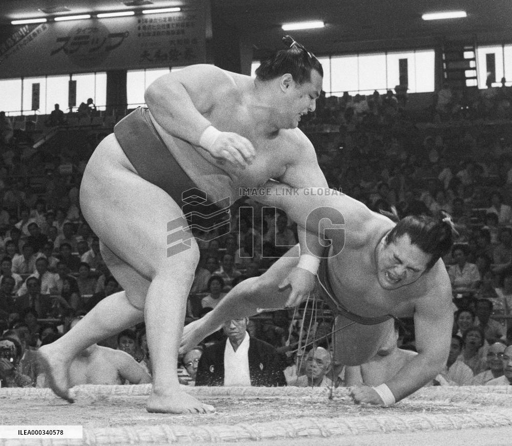 Sumo stablemaster Tagonoura dies at 46