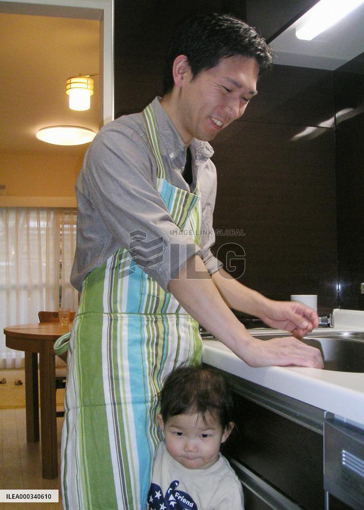 More Japanese men relish joy of homemaking