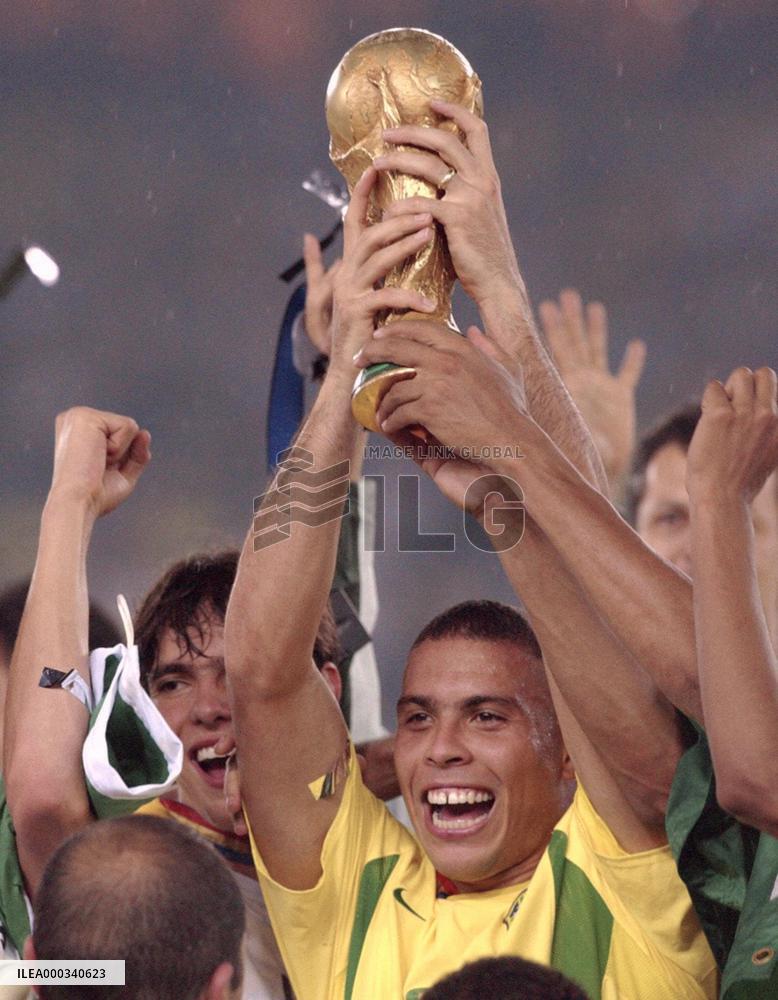 Ronaldo announces retirement