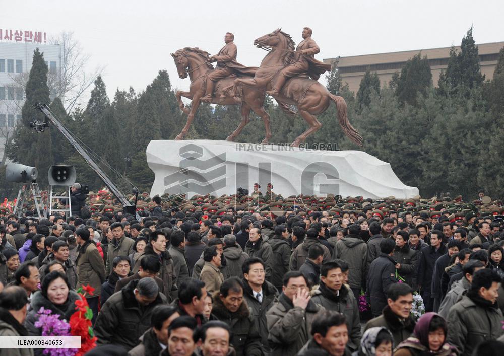 1st bronze statue of Kim Jong Il