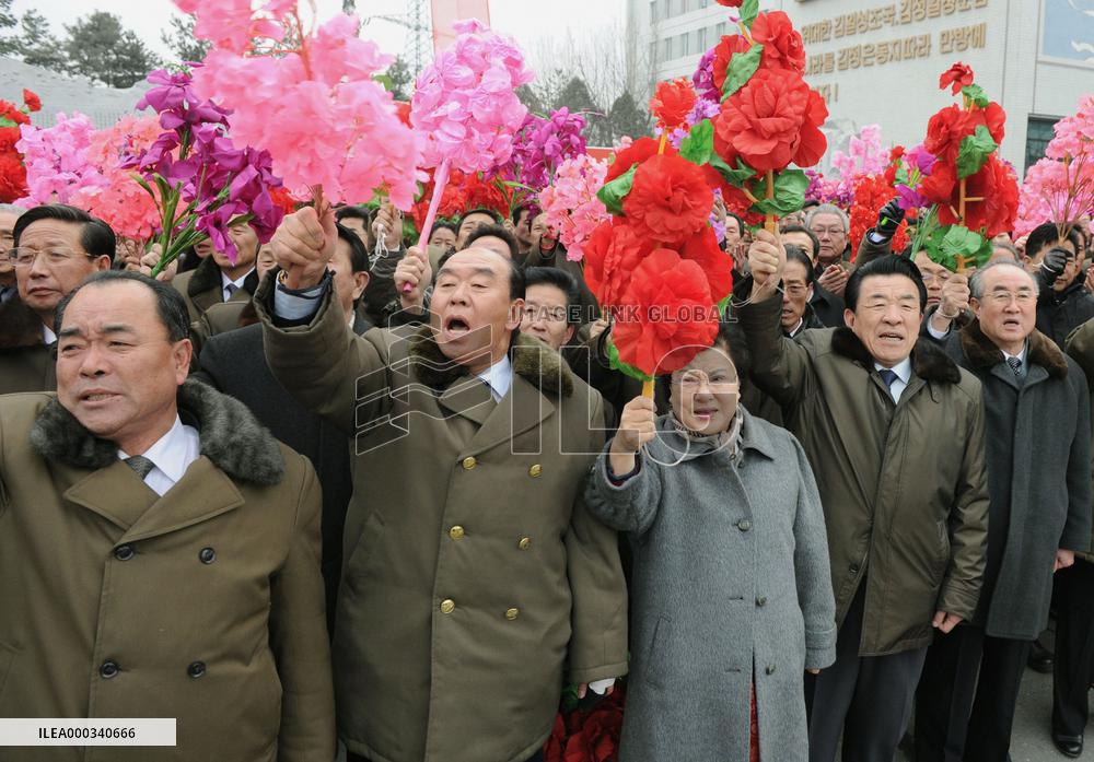 1st bronze statue of Kim Jong Il