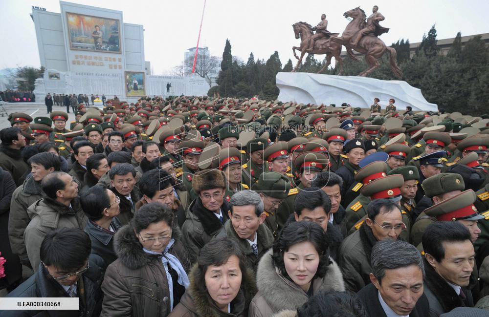 1st bronze statue of Kim Jong Il