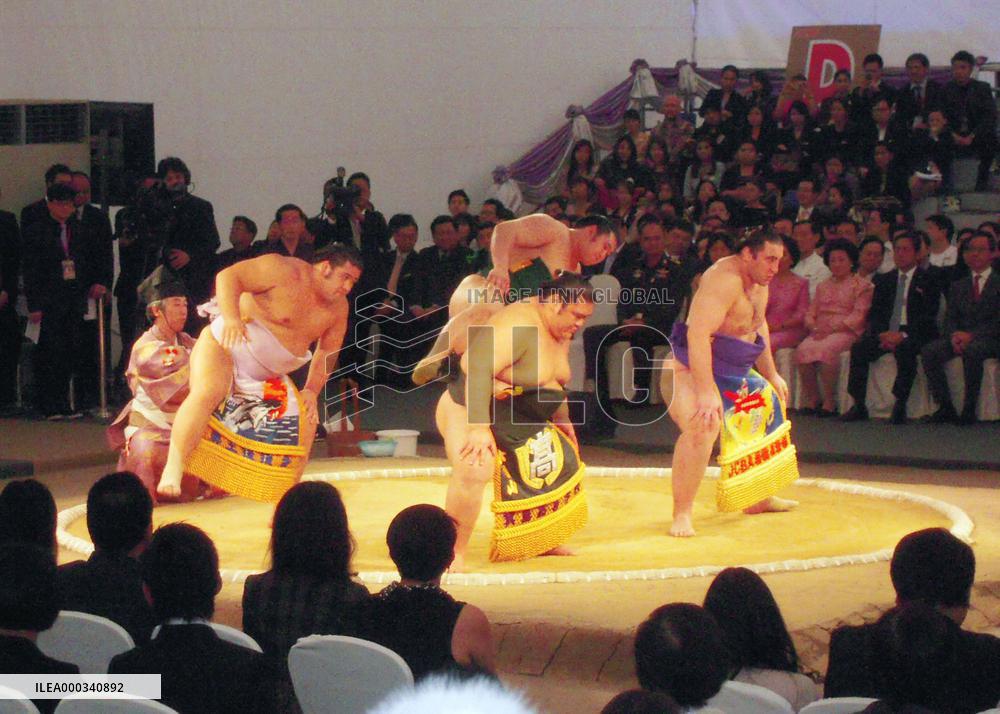 Thailand organizes sumo tournament