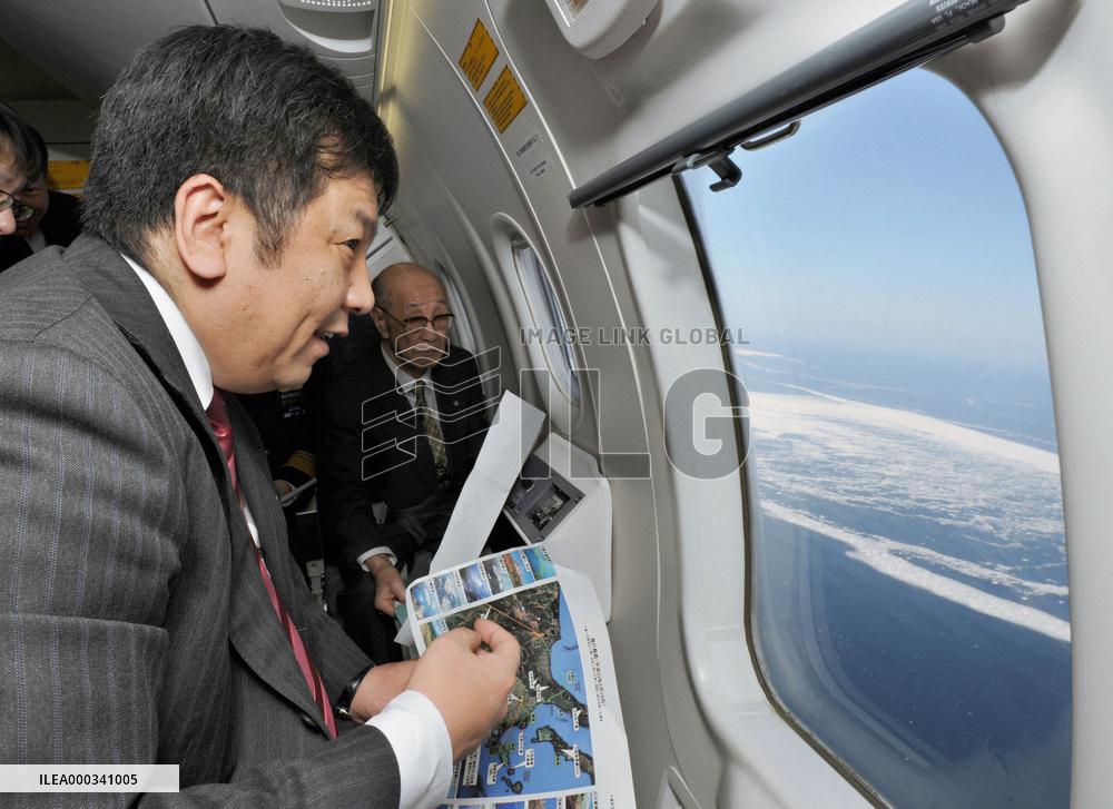 Edano views disputed islands off Hokkaido
