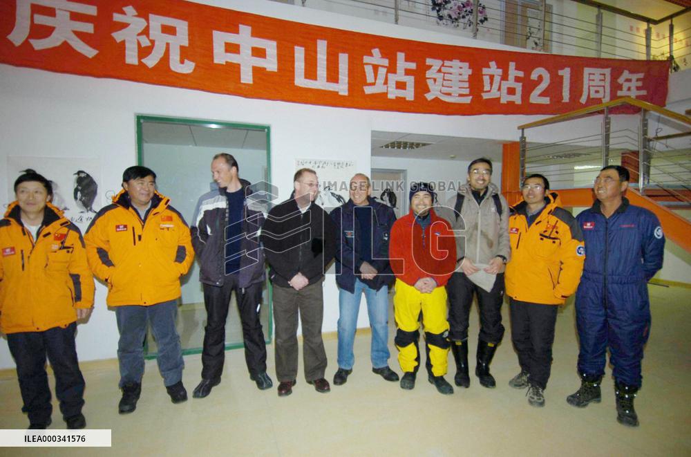 Japanese Antarctic research team visits China's Zhongshan Station