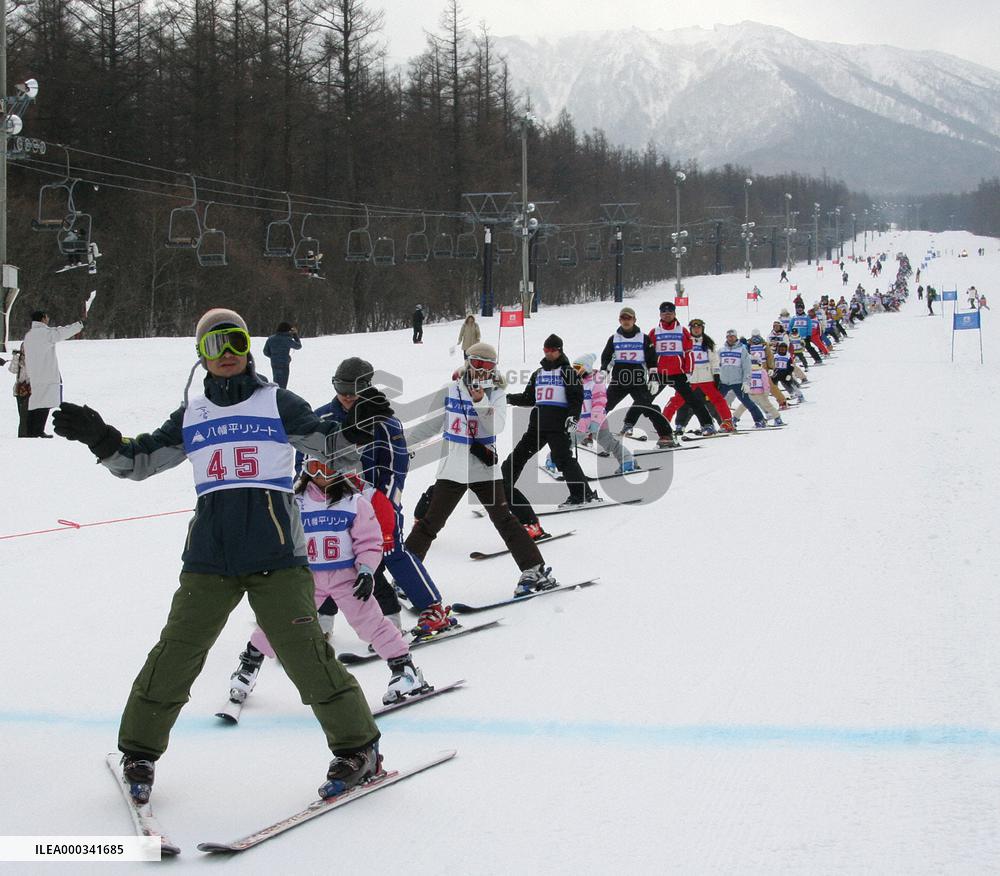 Ski parade with world-record participants