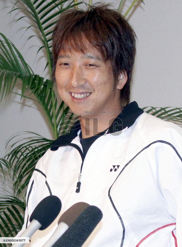 Fujikawa's salary stays the same at 400 million yen