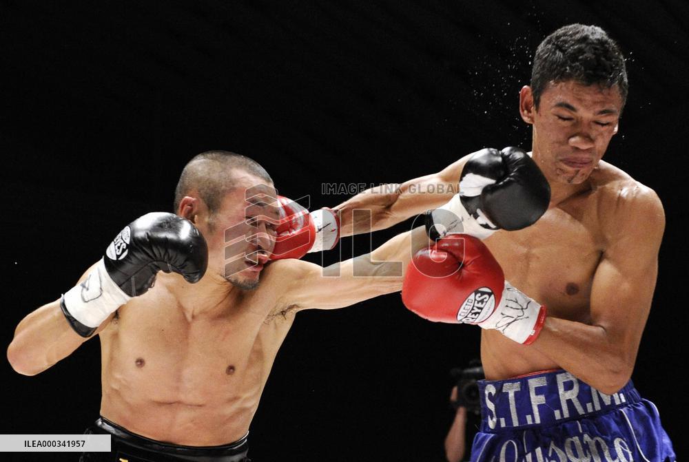 Rojas defends WBC super flyweight belt