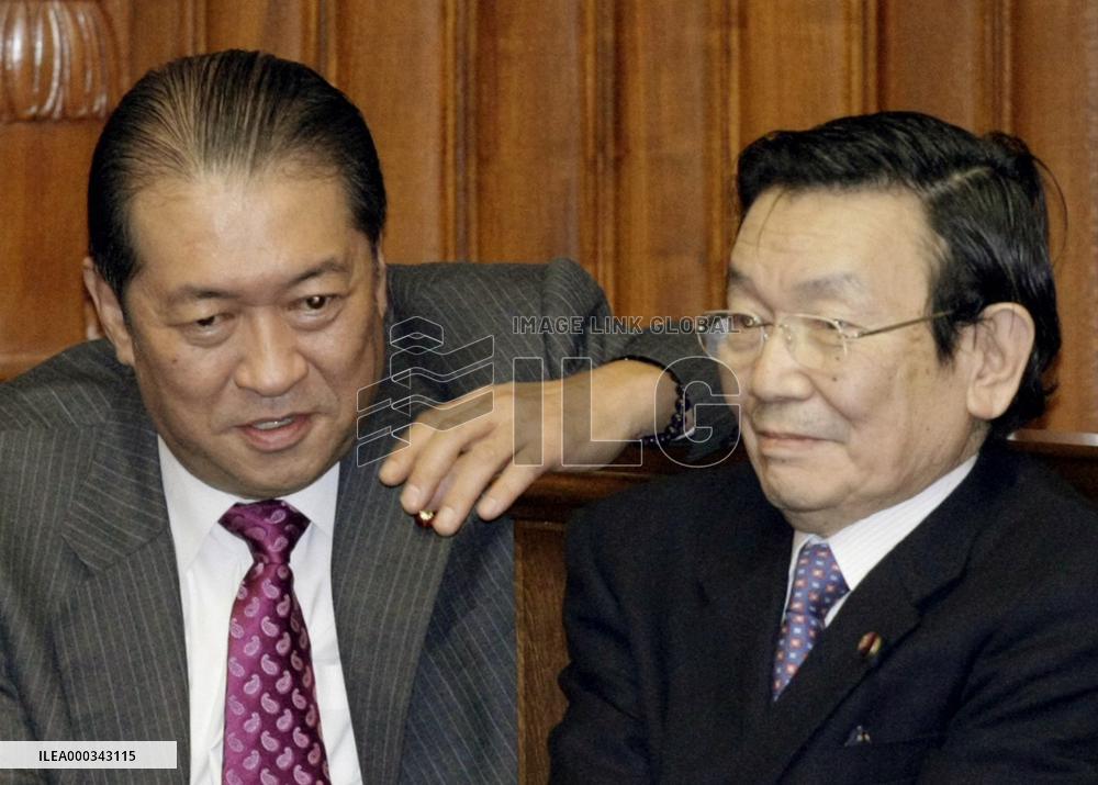 Dissidents Hatoyama, Yosano in parliament