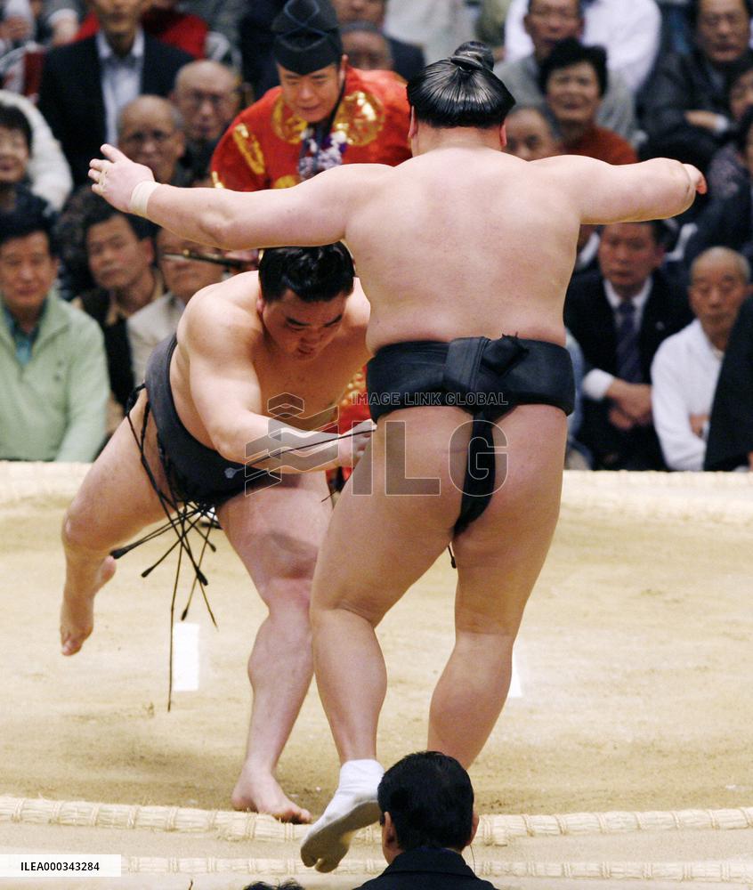 Ozeki Harumafuji beats Kyokutenho to stay tied for Osaka lead
