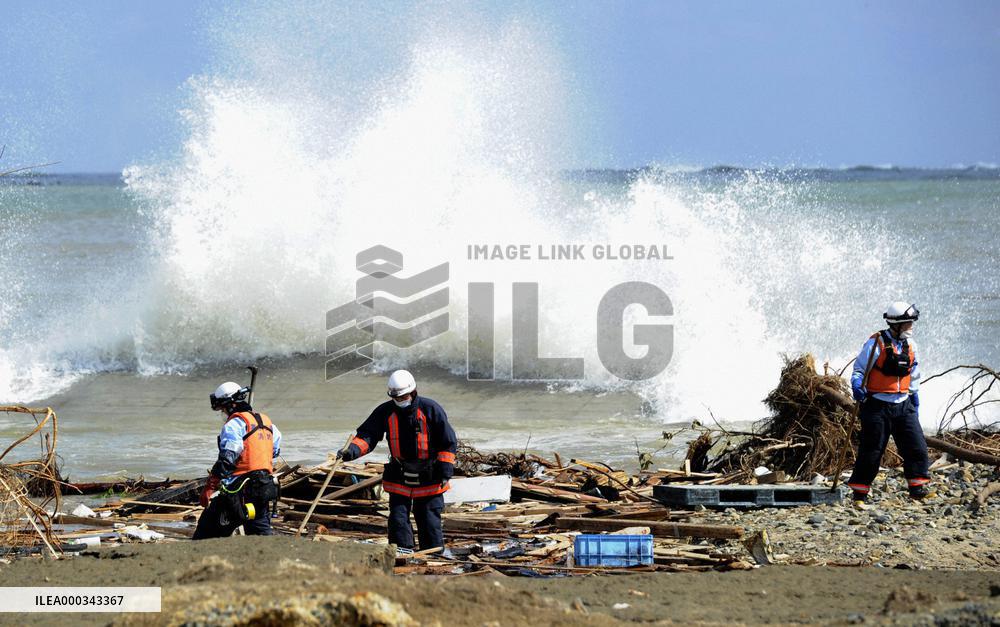 Search for quake victims in Kesennuma