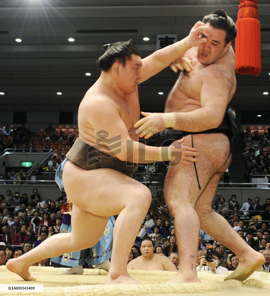 Mongolian yokozuna Hakuho beats Russian maegashira Aran